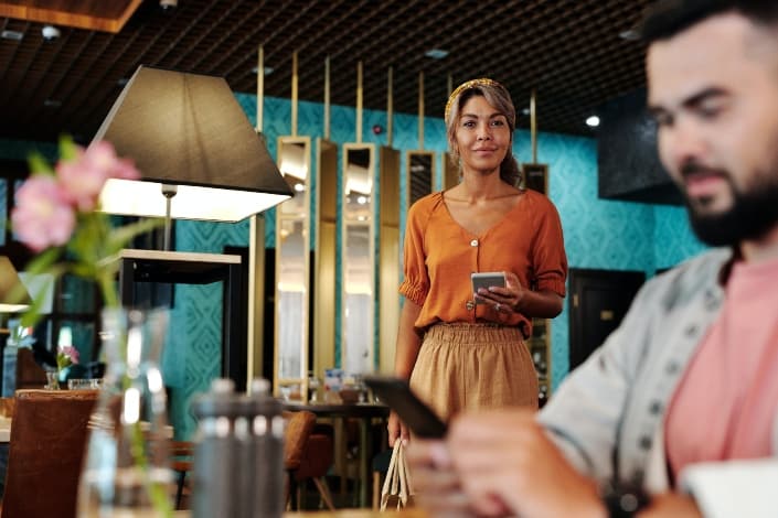 woman looking at a guy while smiling