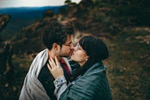 How to kiss a guy - Featured