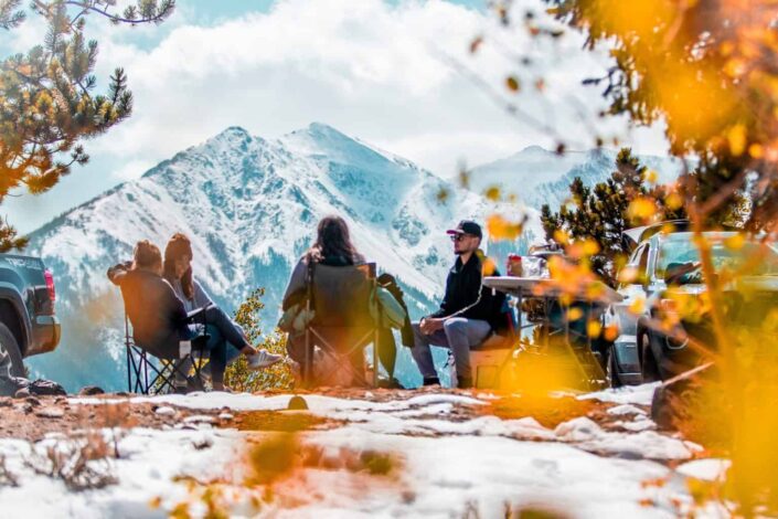 friends hanging under the cold weather