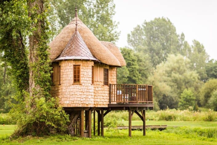 a small hut in the middle of a forest