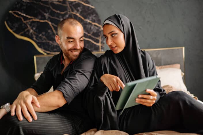 woman asking a man while pointing to a tab.