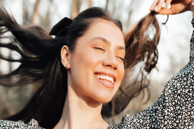 Woman smiling with eyes closed - types of lips
