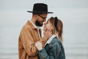 ways your brain falls in love - featured