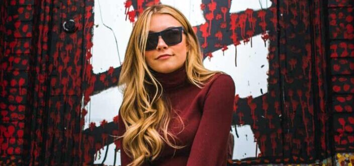 Woman with sunglasses smiling