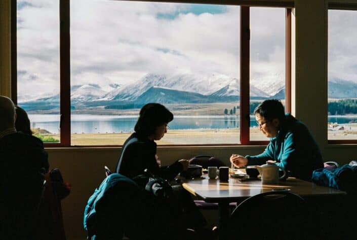 A tourist couple eating lunch