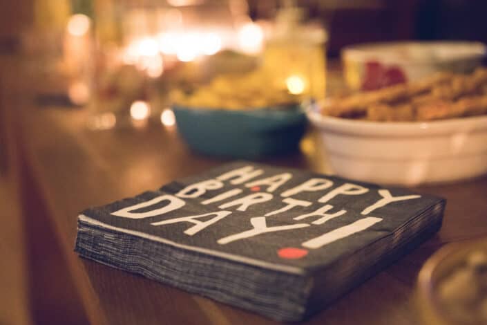 Table napkins with the text happy birthday