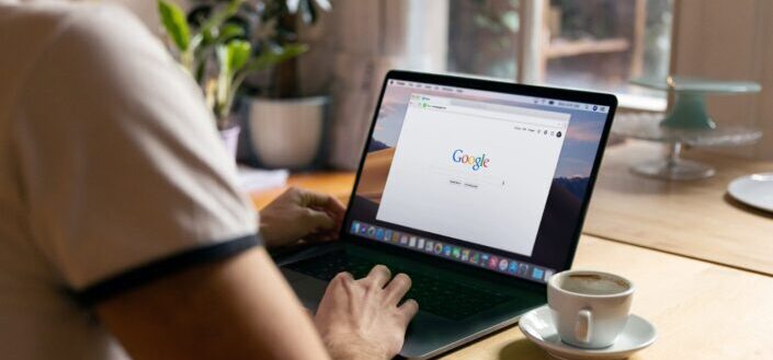 Man uses Apple MacBook in a cafe